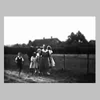 094-0121 Spaziergang der Familie Packschies 1940 auf Besuch in Schirrau.JPG